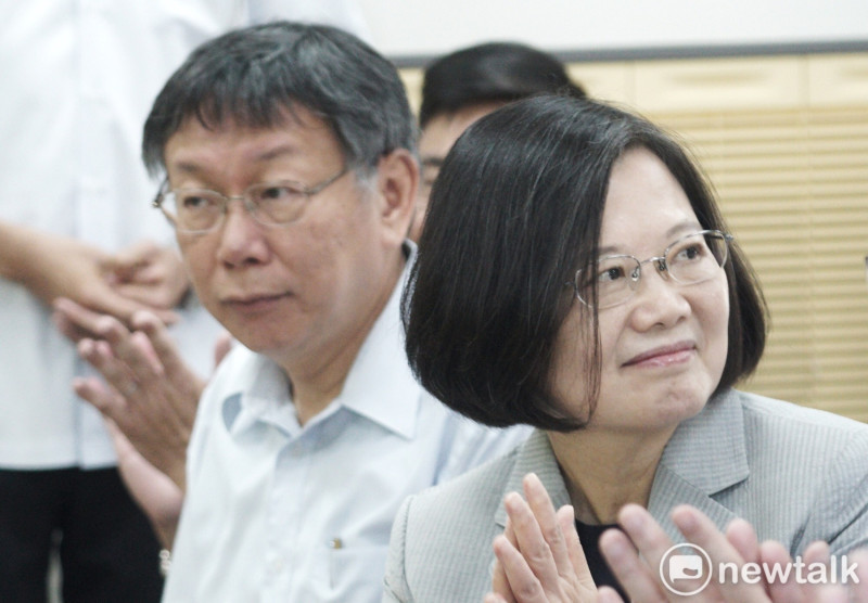 總統蔡英文（右）與台北市長柯文哲（左）。   圖：張良一 / 攝