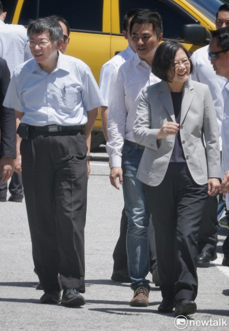 總統蔡英文、台北市長柯文哲今(2)日共同出席「全國計程車產業提升服務2.0計畫暨老舊計程車汰舊換新成果展示與發表記者會」。兩人在參觀計程車時，並沒有互動。   圖：張良一 / 攝