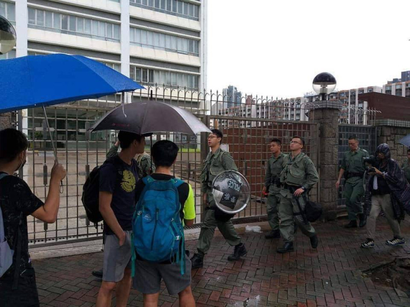 在香港喇沙書院，有部分學生在上課前默站，但引起警方上前關心。   圖：翻攝桑普臉書