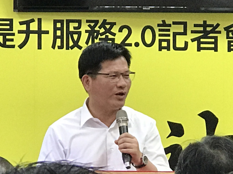 交通部長林佳龍出席「台灣計程車服務2.0升級計畫暨計程車汰舊換新成果展示」記者會，宣布加速計程車汰舊換新補助計畫。   圖：謝莉慧／攝