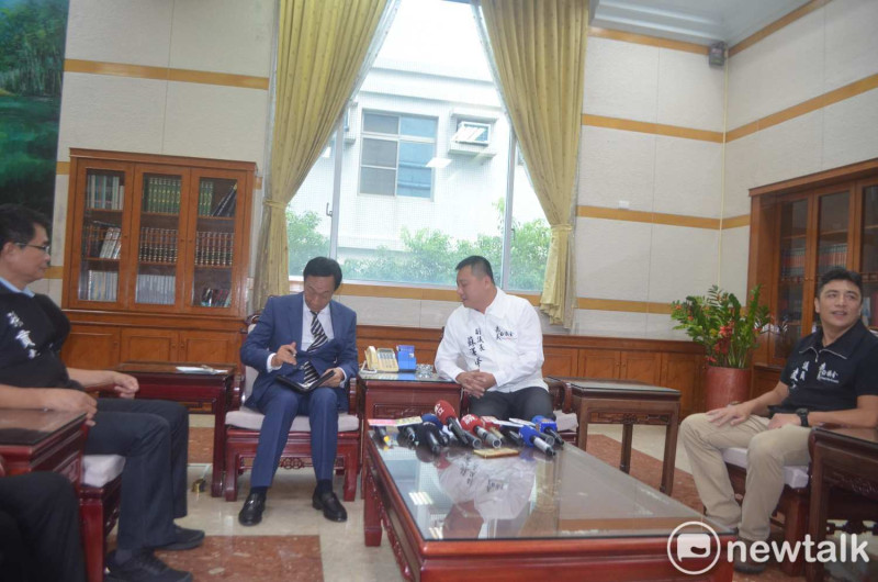 嘉義市議會副議長蘇澤峰向郭台銘要簽名。   圖：蔡坤龍/攝