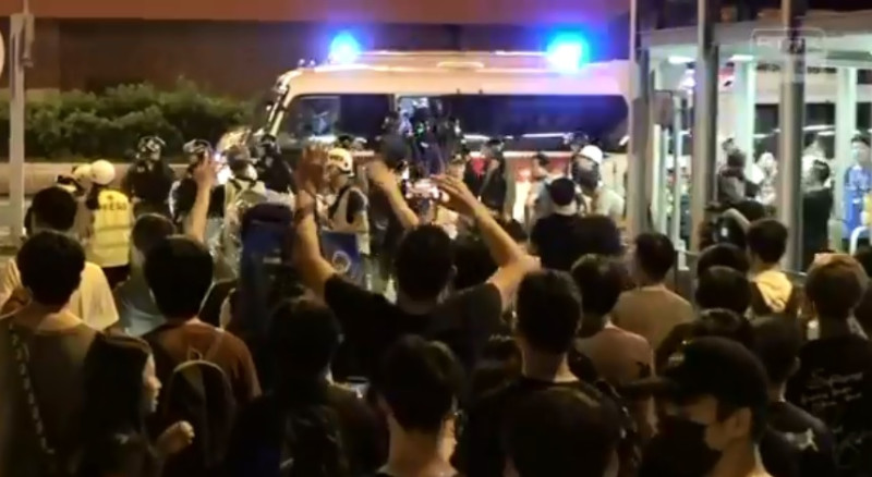 抗議人士陸續抵達到場，高叫口號包括「黑社會」、「放人」、「收隊」、「光復香港時代革命」，並指罵警員。   圖：翻攝香港電台視像新聞臉書
