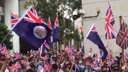 最近有700多名香港人英國駐香港總領事館門前，他們都手持英國國旗，高唱英國國歌，為英國皇室祈禱，這些香港人集會的目的，要求英國政府給予持有英國國民（海外）護照（BNO）的港人定居英國的權利。   圖:擷取自長安觀察