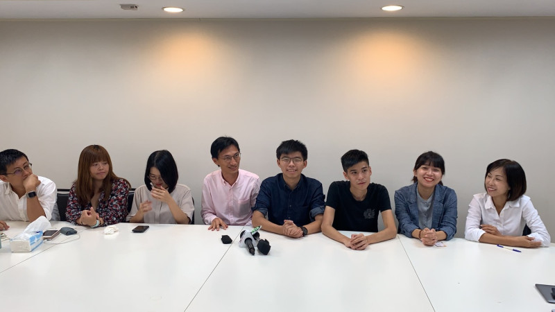 香港眾志秘書長黃之鋒（右4）與立法會議員朱凱迪（左4）、學聯前秘書長岑敖暉（右3）今天前往拜會時代力量北市議黨團。   圖：林穎孟辦公室 / 提供