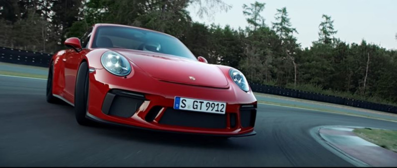 保時捷（Porsche），昨（4）發布旗下首款純電動車「Taycan」，目前已接獲約3萬筆訂單。   圖：翻攝自保時捷官方YouTube