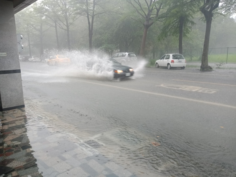 受低壓帶影響，台南市達豪雨等級，導致路面積水。   圖：閻芝霖/提供