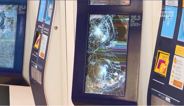 旺角站有多部閘機被損毀，售票機亦被損毀。   