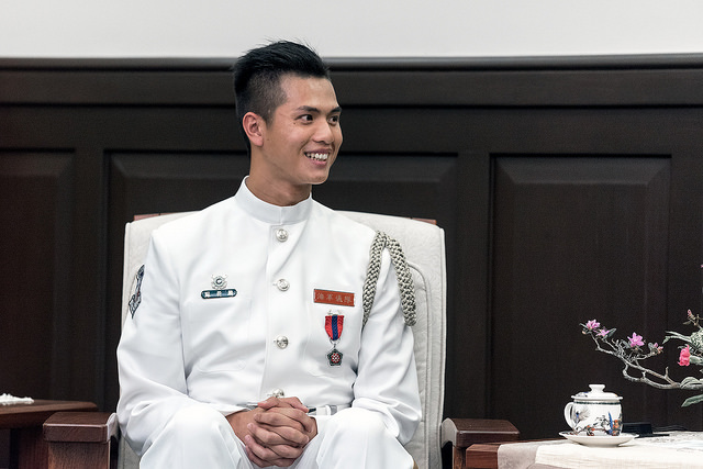 2018年海軍儀隊上兵蘇祈麟以「矇眼接槍」高超技能榮獲第4名、創辦人特別獎殊榮。   圖：取自總統府官網