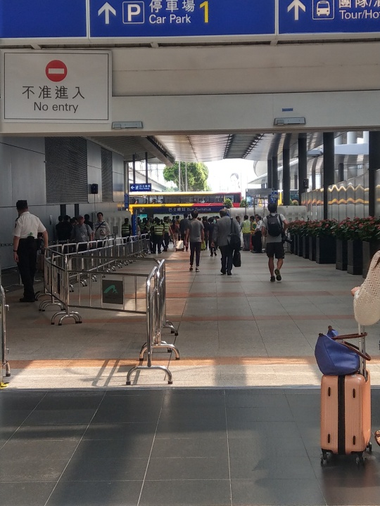 下午2點左右的香港機場一隅。   圖：翻攝自https://lihkg.com