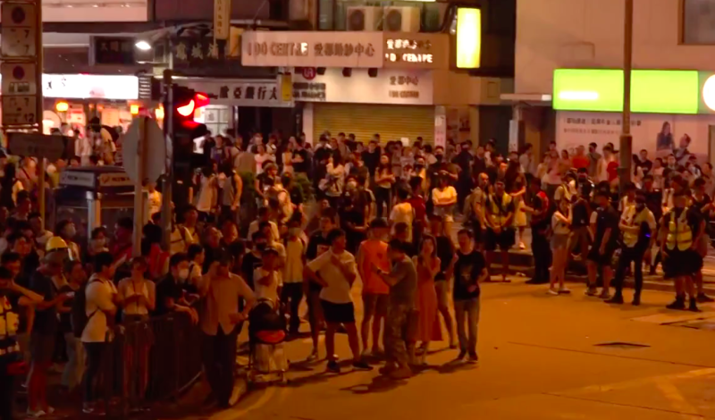 在港警一度清場後，太子站外仍有群眾聚集。   圖/翻攝立場新聞臉書直播