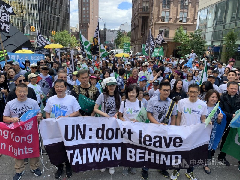 台灣加入聯合國年度遊行美東時間7日在曼哈頓登場，數百名參與者在紐約大學附近的阿斯托廣場集合出發。   圖/中央社