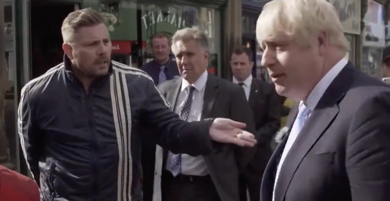 英國首相鮑里斯．強生（Boris Johnson）日前現身在里茲的街上卻遭路人不斷以酸言酸語諷刺。   圖：翻攝自推特