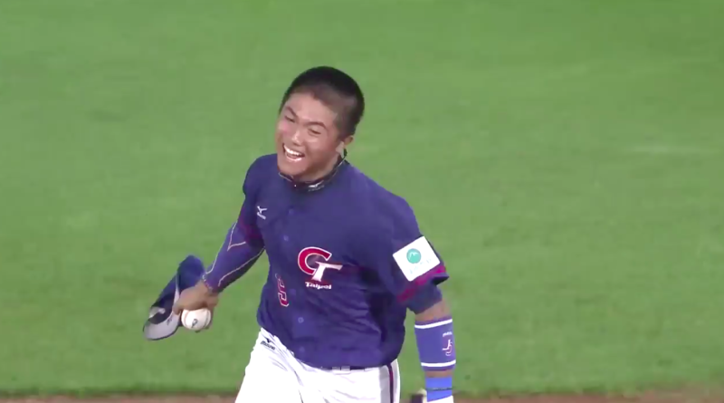 中華隊在U18世界盃棒球賽冠軍戰擊敗美國隊，接殺美國最後一名打者後，右外野手露出開心笑容。   圖/取自facebook.com/WBSC