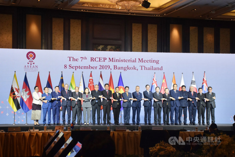 第7屆RCEP部長級會議8日登場，會中各國同意在9月中旬越南峴港舉行的高級官員會議完成談判，並將結果送至11月的東協峰會通過。   圖/中央社提供。