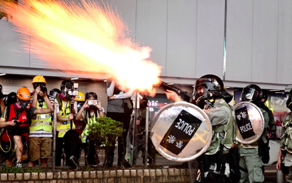 近百名香港反送中示威者日前在銅鑼灣SOGO百貨一帶聚集不願離去，防暴警察發射數枚催淚彈進行驅散。   圖/取自立場新聞臉書。（資料照片）