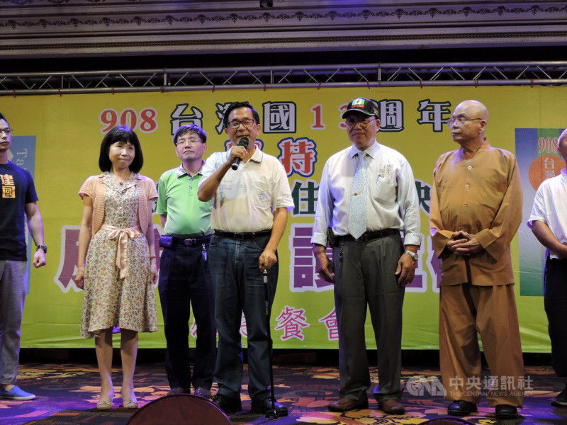 前總統陳水扁（前右3）8日晚間在台中出席908台灣國募款餐會，會中不僅上台致詞，還為一邊一國行動黨拉票，對此，台中監獄表示，需要調查了解釐清，才能進行後續處置。   圖/中央社提供。