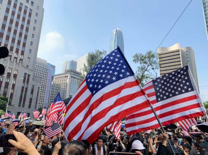 香港民眾9月8日聚集在美國駐港領事館前，期盼美國國會快速通過《香港人權與民主法案》。   圖：翻攝自學生動源臉書專頁
