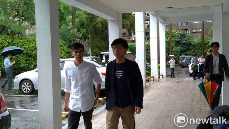 香港學運領袖黃之鋒（前排右）8日在香港機場遭港警拘留，9日上午已經獲釋，並於臉書報平安。   圖：新頭殼資料照