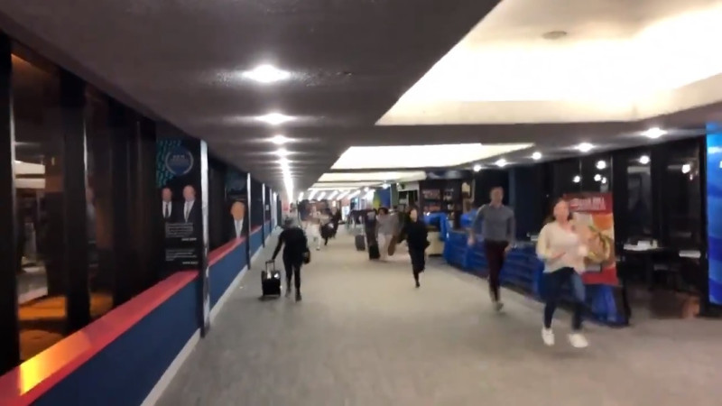 美國紐瓦克自由國際機場上週一（2日）有突發事件，一名阿拉斯加航空公司地勤認為兩名華裔男乘客形跡可疑，按響警報並大叫疏散，引起機場旅客恐慌竄逃。   圖：翻攝自Twitter@David Lombardi影片