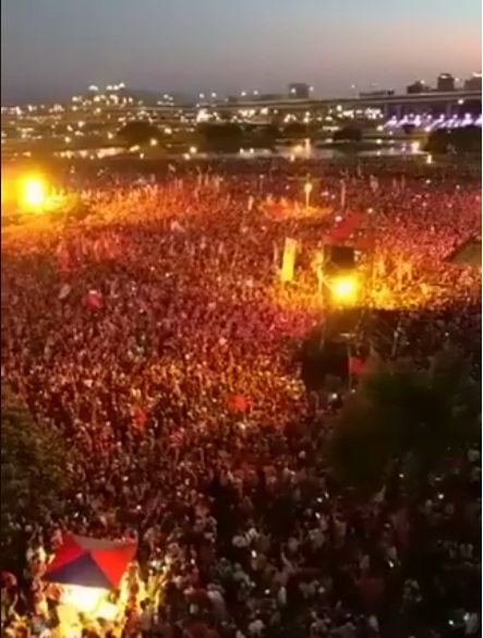 國民黨總統參選人韓國瑜8日在新北市三重水漾公園舉辦大型造勢活動，主辦單位宣稱聚集35萬「韓家軍」到場「力挺」。   圖：翻攝王鴻薇臉書