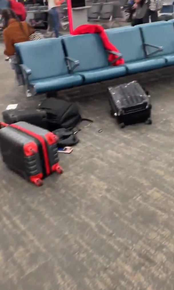 混亂之中不少旅客慌忙逃生，行李散落一地。   圖：翻攝自Twitter@Erin Fors影片