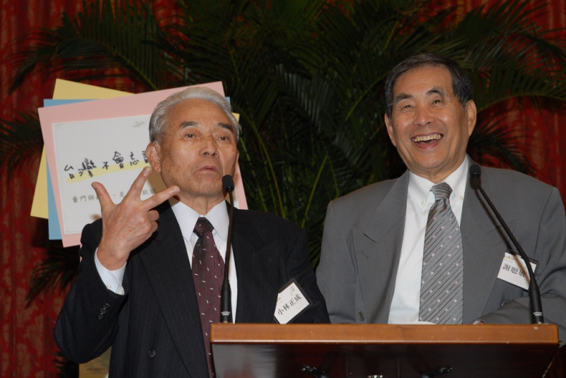 2007年小林正成受邀出席在台北賓館的「政治受難者與救援者的相見歡晚會」，謝聰敏當面感謝讓他免於死刑的日本友人。   邱萬興提供