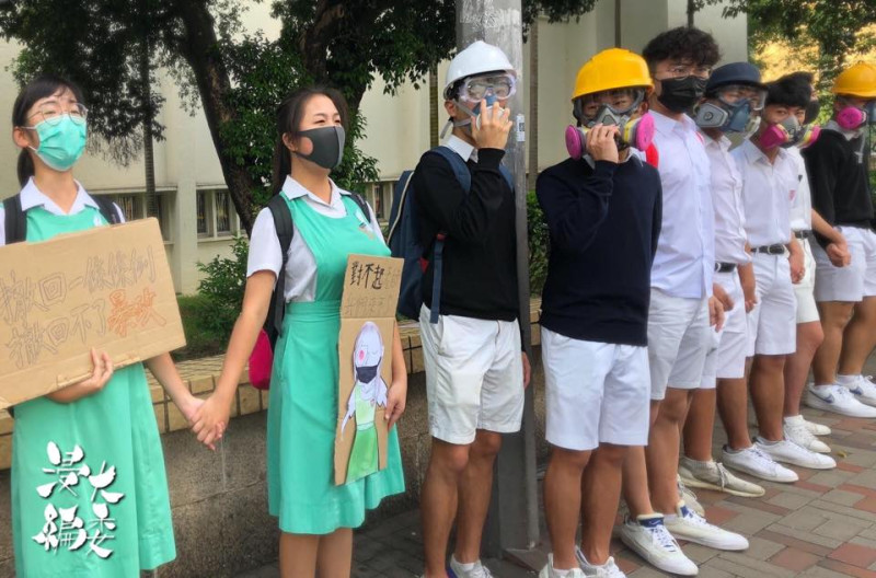 香港反送中抗爭屆滿三個月，許多中學生發起人鏈活動，不少學生配戴前線裝備，以造型表達訴求。   圖 : 擷取自香港浸會大學學生會編輯委員會（資料照片）