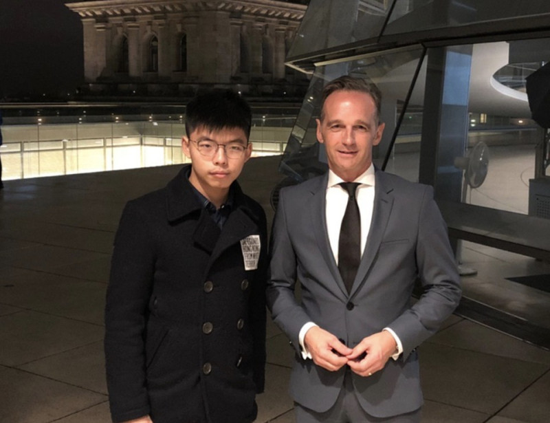 香港眾志秘書長黃之鋒（左）10日清早，在臉書PO出與德國外交部長馬斯合照，表示自己總算趕上柏林行程。   圖：翻攝自黃之鋒臉書