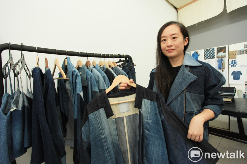 服裝設計師張凱琳透過市府青年局成立二手服飾工作室，將舊衣再製，也提供在地婦女工作機會，達到社會企業目標。   圖：林昀真／攝