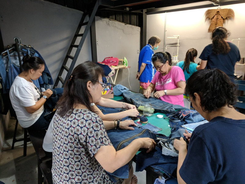 寺日工作室提供在地婦女學習二手衣再製技術，開創就業第二春，成員從28歲到68歲都有。   圖：桃園市政府青年事務局／提供