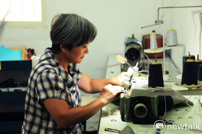 寺日工作室提供在地婦女學習二手衣再製技術，開創就業第二春，成員從28歲到68歲都有。   圖：林昀真／攝