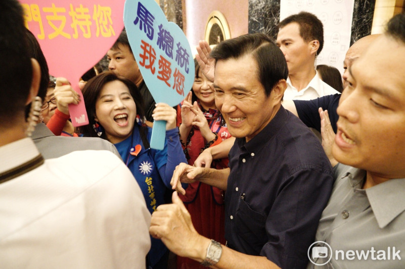 前總統馬英九到場與支持者致意後離開，與韓國瑜擦身而過。   圖 : 張良一/攝