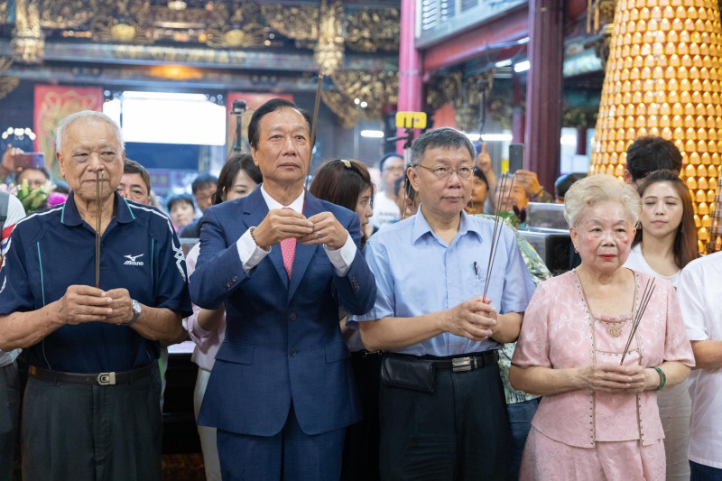 郭台銘（左二）、柯文哲（右二）及其父母，日前至新竹城隍廟參拜。   圖：台灣民眾黨（資料照片）