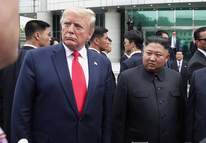 朝鮮最高領導人金正恩（前排右起）才放話，願意與美國再對談，轉身就跑去指導火箭砲試射。左為美國總統川普。   圖：翻攝自韓青瓦臺臉書
