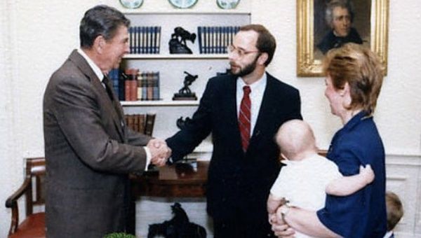 庫珀曼（中）在1980年代曾幫前美國總統雷根（左）輔選，年紀輕輕就被延攬。   圖：翻攝自維基網站