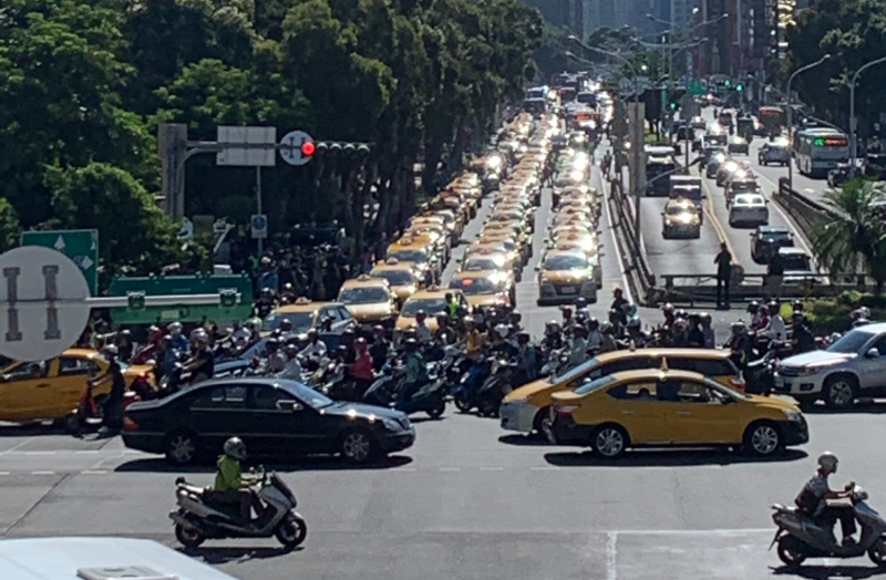 不滿交通部研議延長汽車運輸業管理規則 103-1 條緩衝期，逾 3 千輛計程車今（ 11 ）日前往行政院周邊慢行抗議。   圖／台灣計程車產業發展聯盟