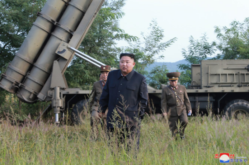 朝鮮最高領導人金正恩指導超大型火箭炮試射，韓國軍方同日聲稱往朝鮮半島東部海域方向試射兩枚短程發射體。   圖：翻攝自朝中社