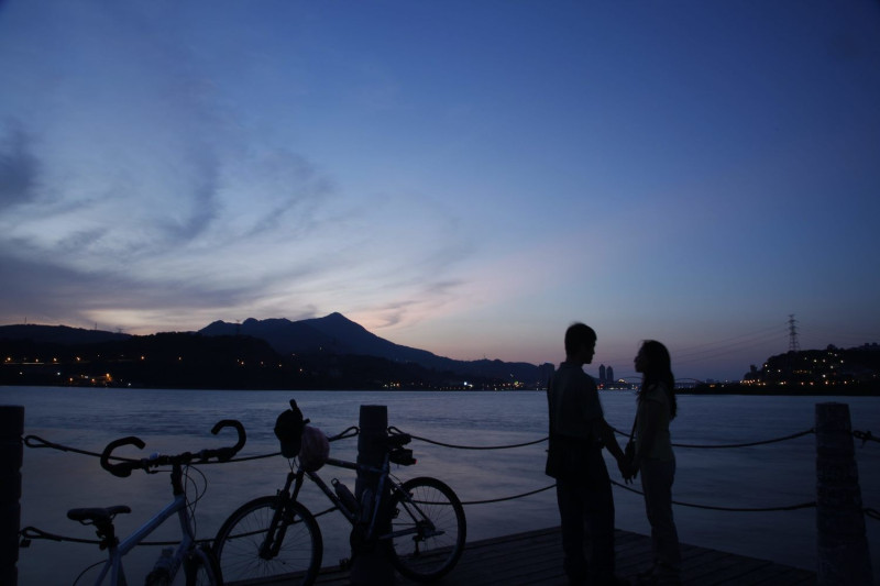 社子島島頭公園黃昏美景，相當適合賞月。   圖：台北市政府／提供