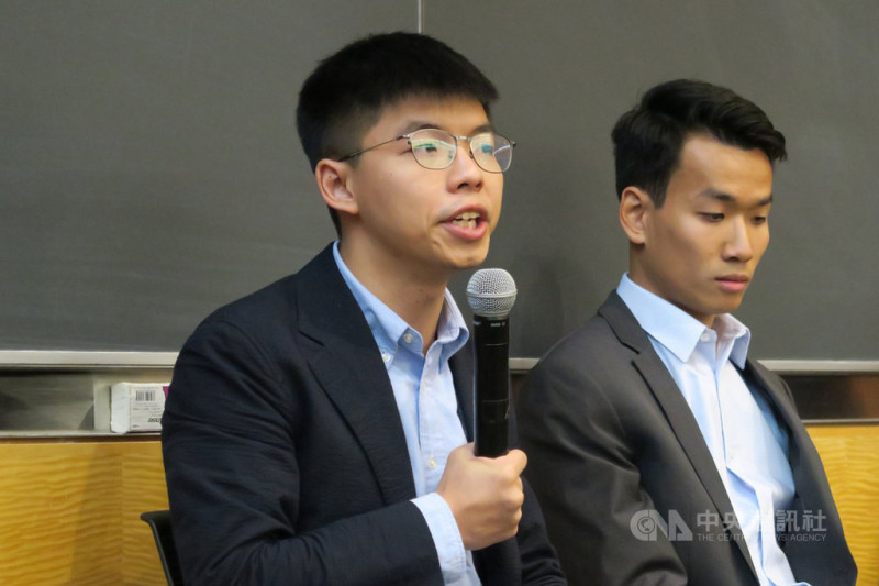 香港眾志秘書長黃之鋒（左）13日在紐約哥倫比亞大學表示，中國國務院台灣事務辦公室搞白色恐怖沒有用，他期盼更多台灣人關注香港抗爭。   圖/中央社