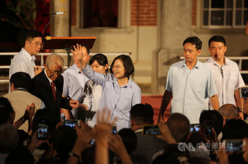 總統蔡英文（中）14日晚間到台南市後壁區參與黃家古厝中秋音樂會，向現場民眾揮手致意。   圖：中央社提供。