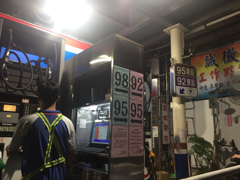 台灣中油公司表示，自明（16）日凌晨零時起汽油價格每公升調漲0.5元，柴油價格每公升調漲0.4元   圖：閻芝霖/攝