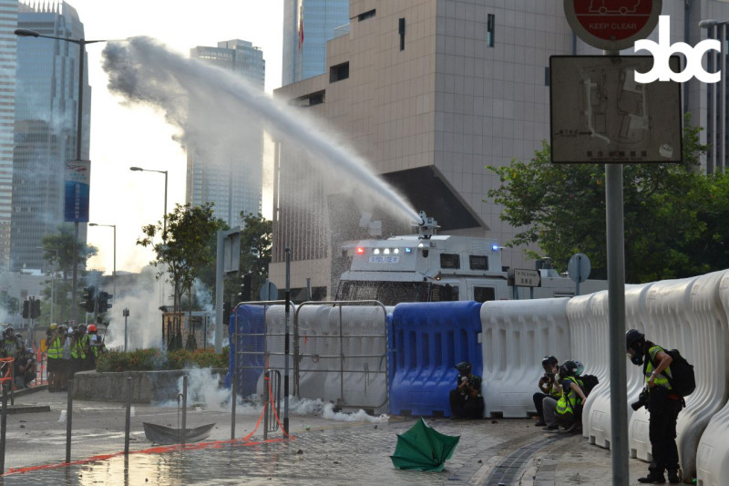 港警派出水砲車噴射水柱，驅離反送中示威民眾。   圖：翻攝自城市廣播臉書