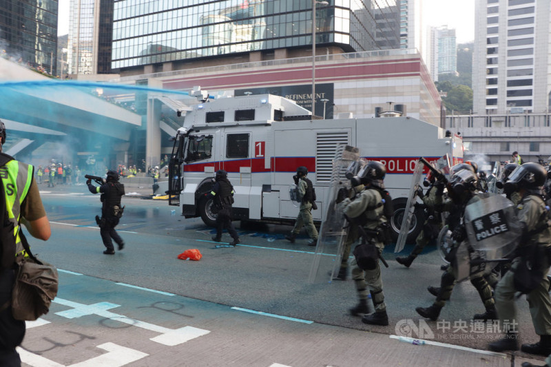 香港日前反送中遊行，民眾包圍政府總部，港警用水炮車強力驅散。   圖：中央社／提供（資料照片）