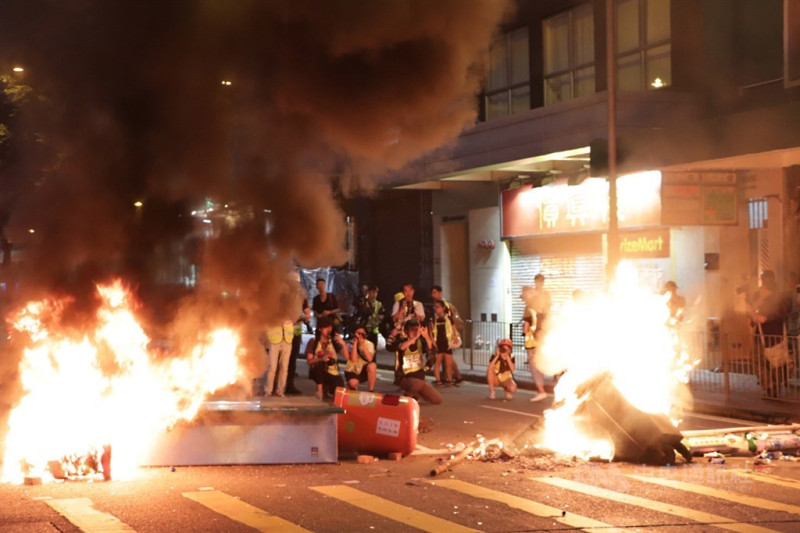 香港警察下午4時多以催淚彈和水炮車在金鐘政府總部外清場後，晚間示威者往灣仔和銅鑼灣方向走，沿途多次焚燒雜物。   圖：中央社提供。