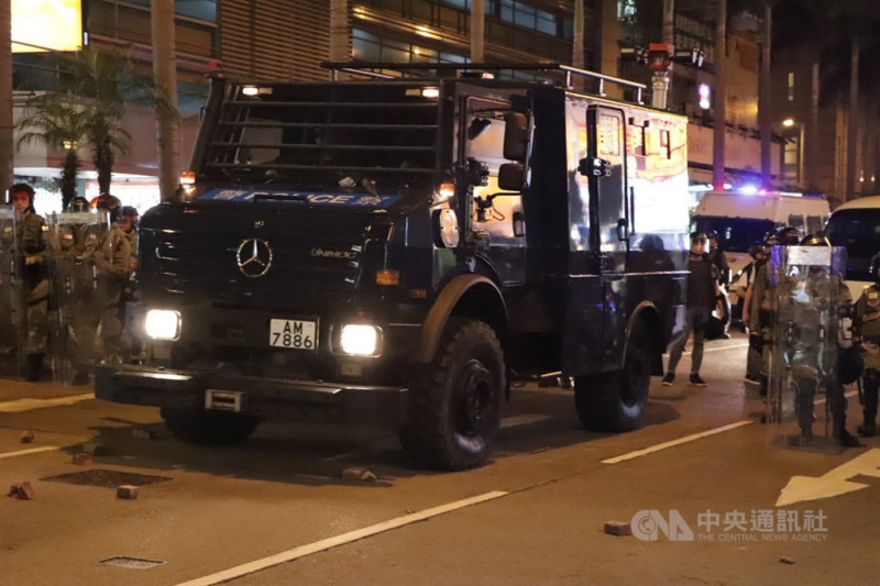 香港警察傍晚在金鐘政府總部外清場後，晚間示威者往灣仔和銅鑼灣方向走，防暴警察也動用裝甲車，由金鐘一路往灣仔方向推進。   圖：中央社提供。