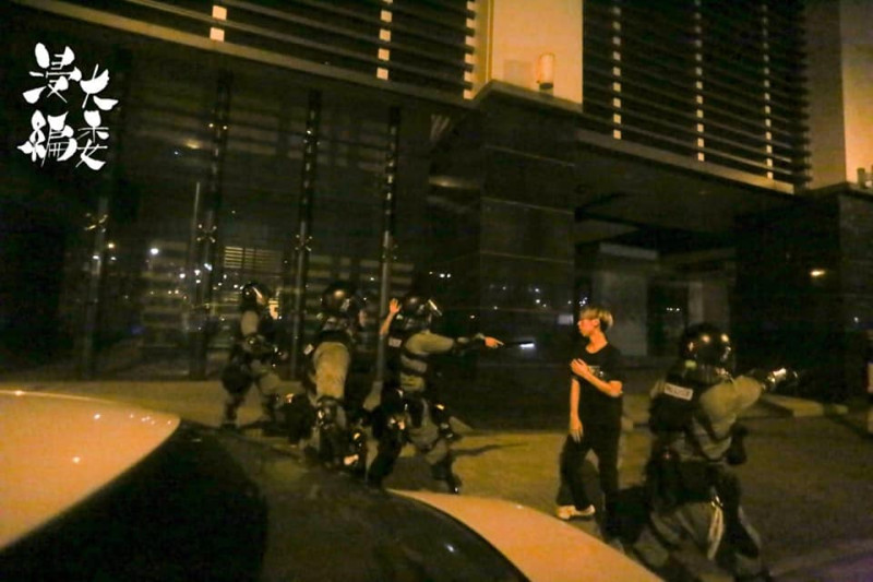 香港反送中15日晚間有民眾在北角及炮台山一帶鬥毆，警方在追捕過程中，發現一名浸大學生記者身上持有月餅刀，而將其逮捕。   圖：香港浸會大學學生會編輯委員會
