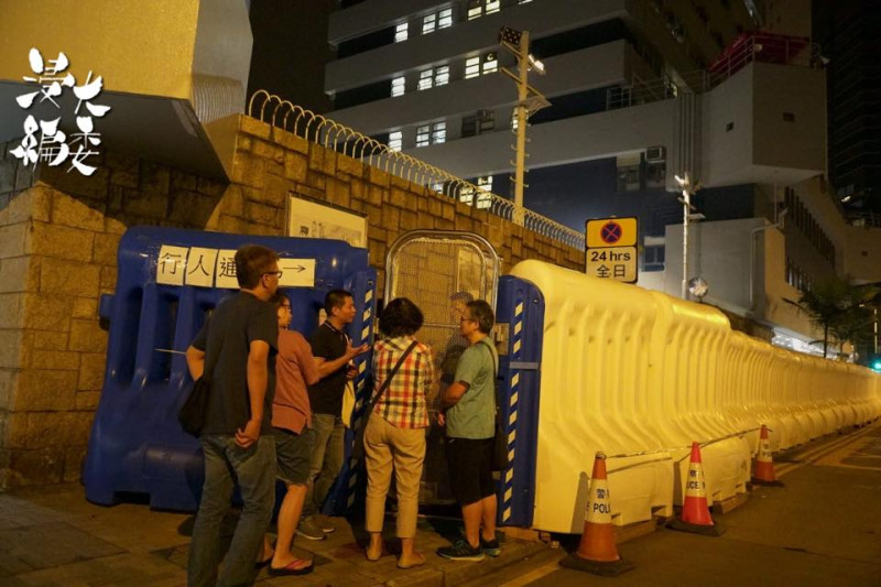 校方老師及家長在今日凌晨陸續抵達北角警署，了解被捕學生的情況。   圖：香港浸會大學學生會編輯委員會