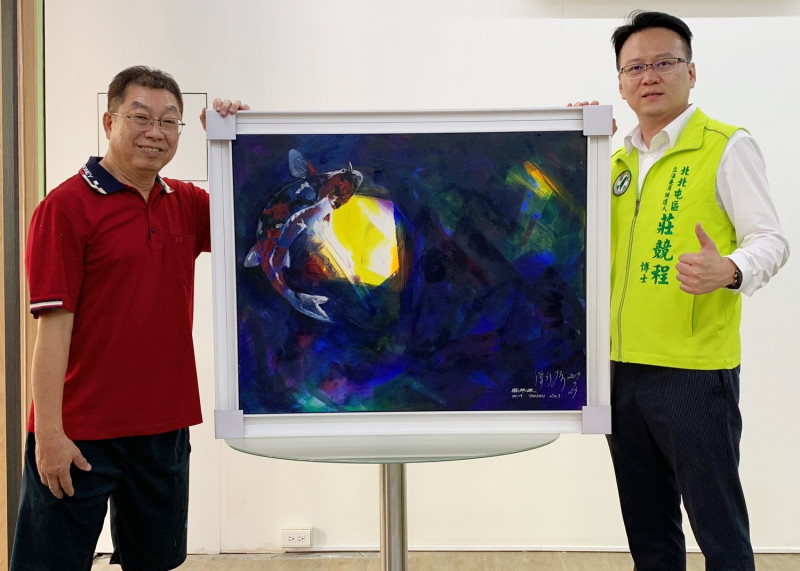 羅榮源（左）提供「曙光」畫作。   莊競程競選總部/提供