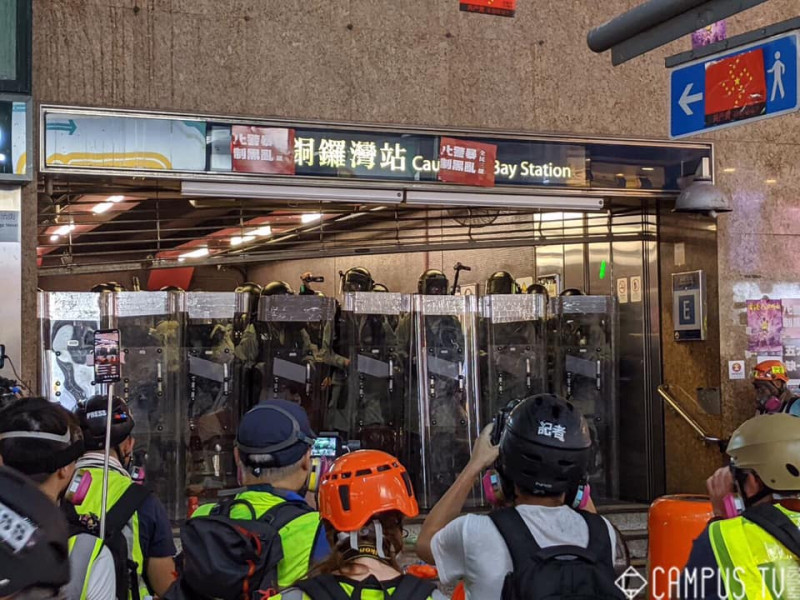 港警為壓制反送中激進民眾，群起阻擋人民。   圖：翻攝自香港大學學生會校園電視臉書