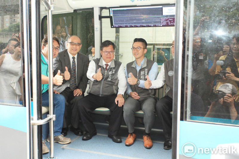 桃園市政府與國發會及交通部三方合作推出無人巴士，將分三階段導入公共運輸營運服務。   圖：林昀真／攝